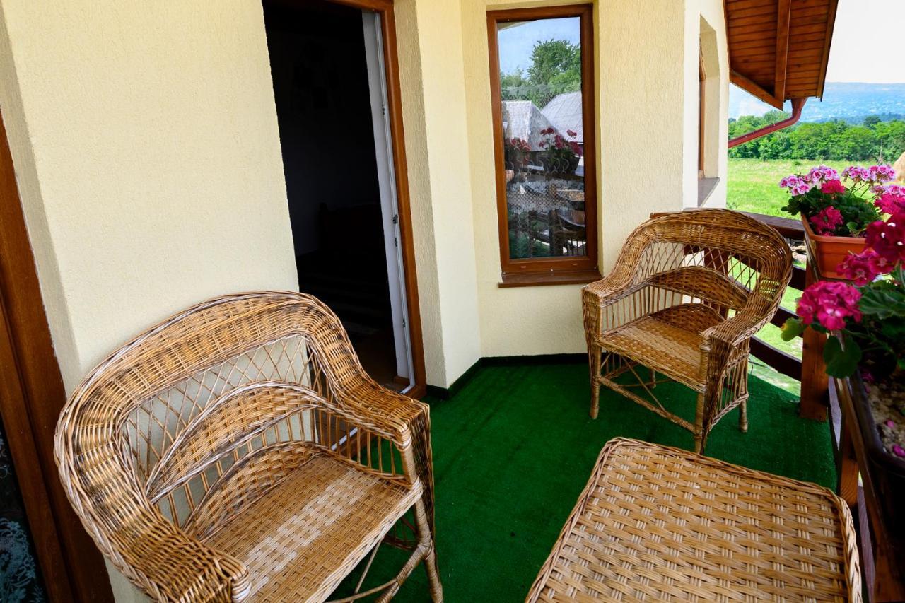 Sub Creasta Cocosului Hotel Breb Luaran gambar