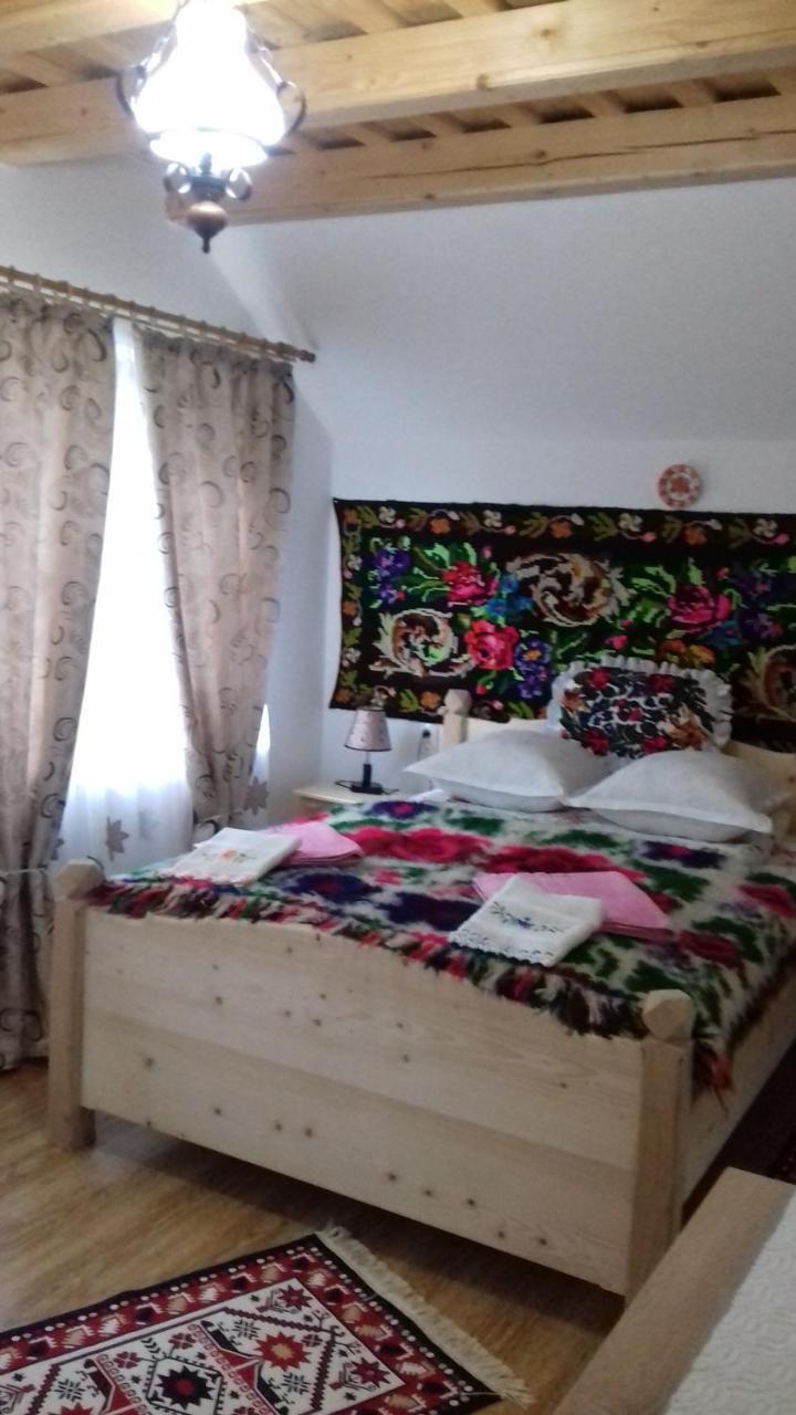 Sub Creasta Cocosului Hotel Breb Luaran gambar